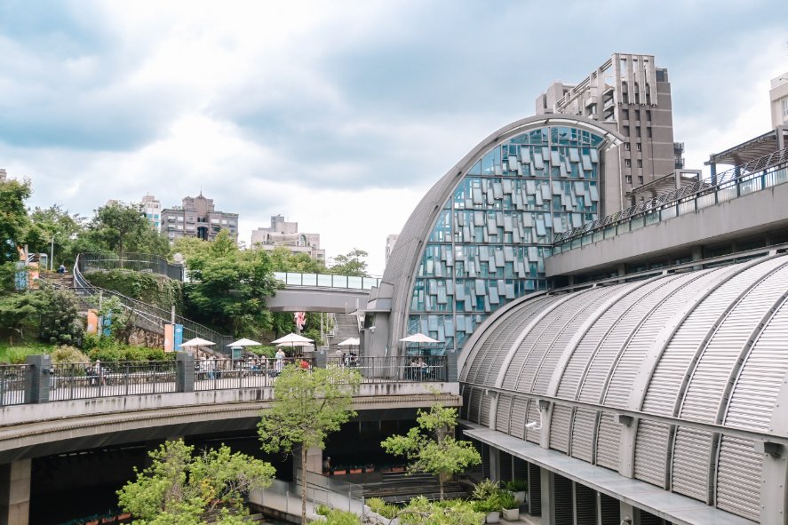 路易莎大安森林公園｜森林系玻璃屋咖啡廳(外帶) @女子的休假計劃