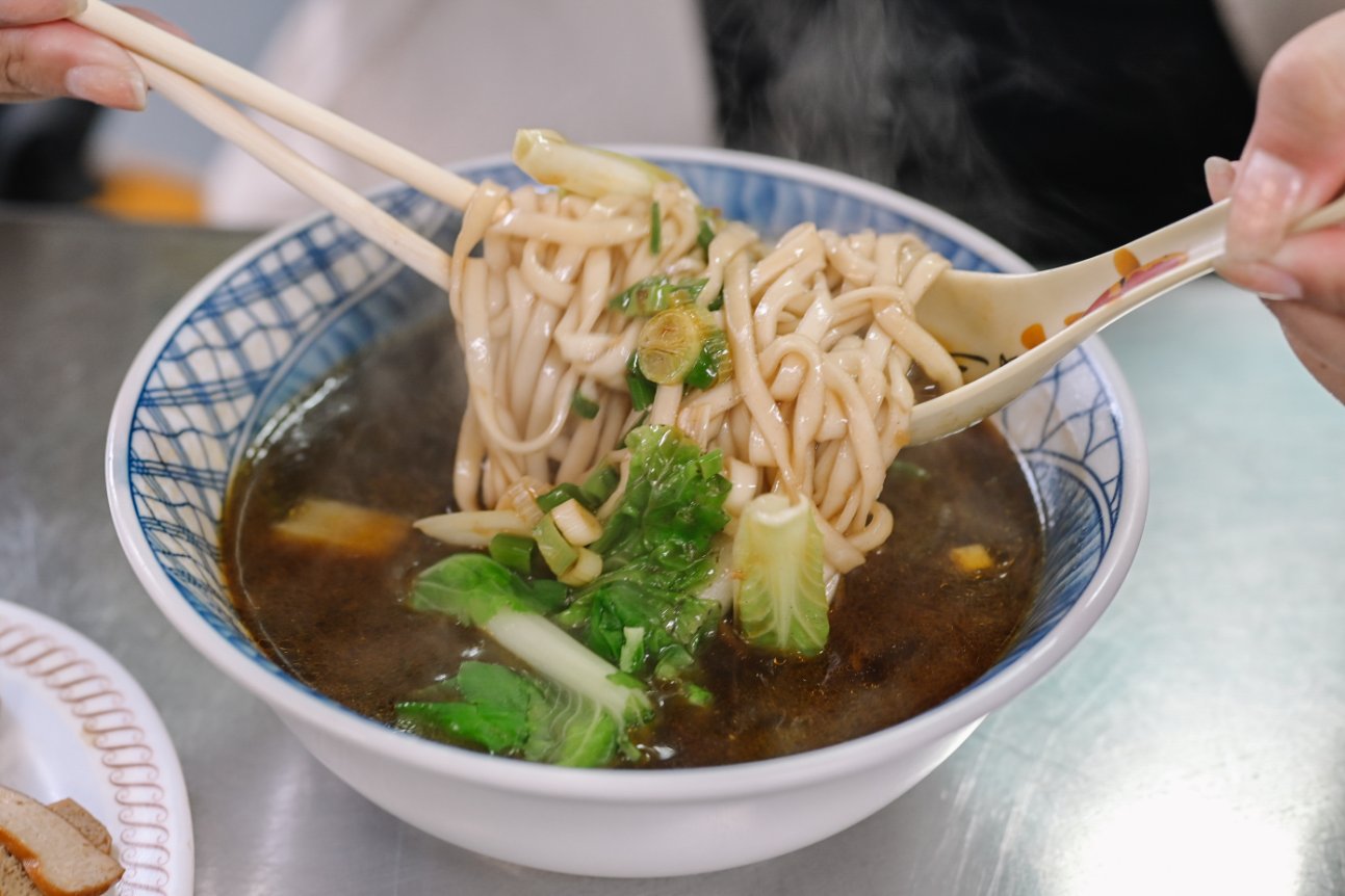 阿有小吃部，外觀看起來不起眼小吃攤，藏著鑊氣十足炒飯與人氣大推牛肉麵/中和環球周邊/外帶 @女子的休假計劃