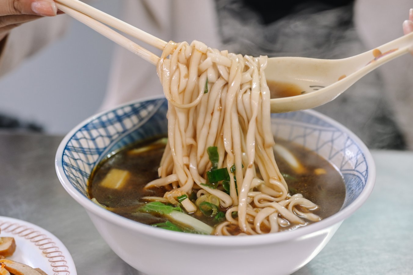 阿有小吃部，外觀看起來不起眼小吃攤，藏著鑊氣十足炒飯與人氣大推牛肉麵/中和環球周邊/外帶 @女子的休假計劃