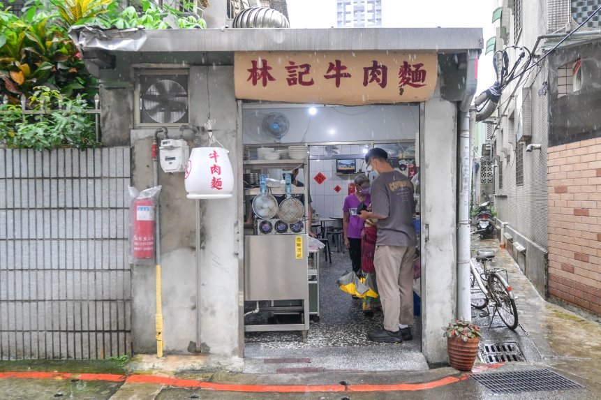 潮州街林記牛肉麵｜巷弄內低調美食可續湯，老饕常客一周吃三次(外帶) @女子的休假計劃