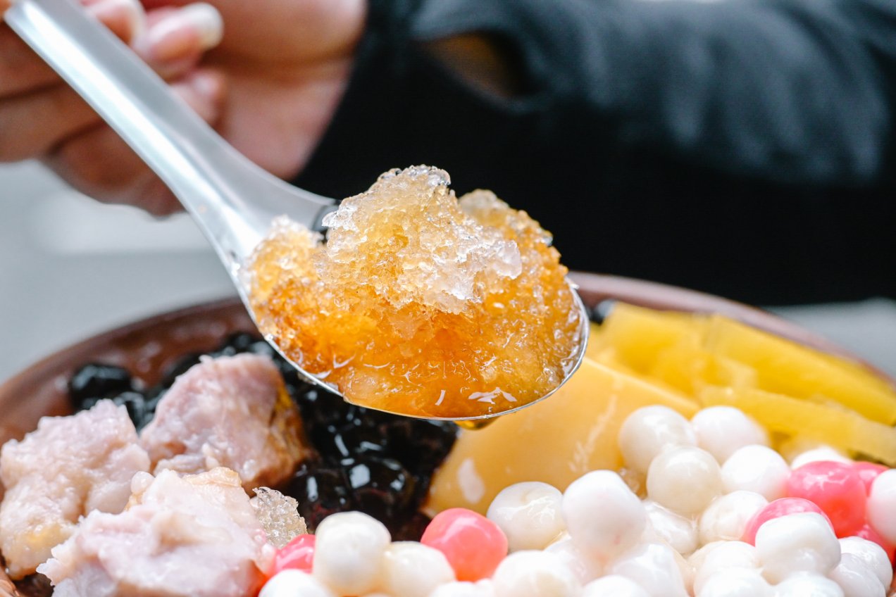 建中黑砂糖刨冰，營業超過80年超強古早味黑砂糖刨冰，內用還能免費加冰加黑砂糖醬/外帶 @女子的休假計劃