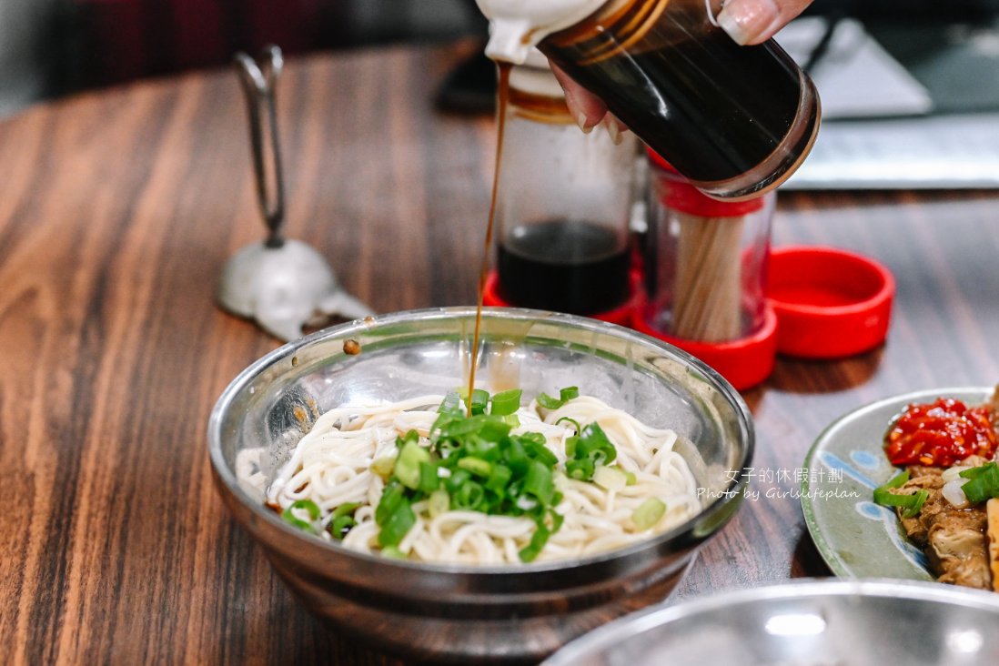 【台北美食】老建中麵店，人氣推薦紅油抄手麵、擔擔麵，內用紅茶喝到飽/外帶 @女子的休假計劃