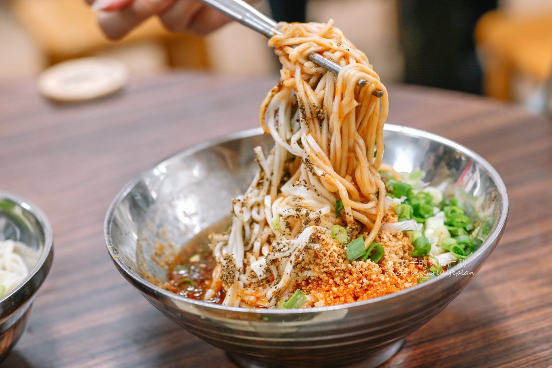 【台北美食】老建中麵店，人氣推薦紅油抄手麵、擔擔麵，內用紅茶喝到飽/外帶 @女子的休假計劃