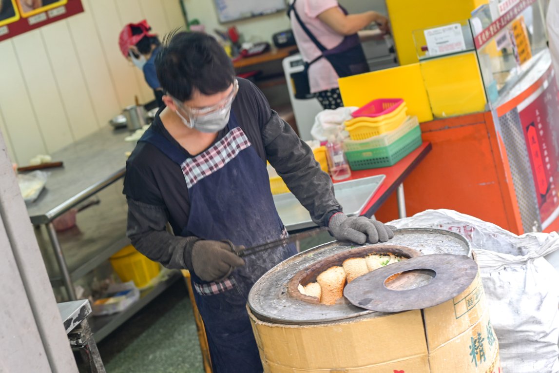 江蘇老宜記燒餅舖，巷弄美食手工老麵發酵炭烤蔥燒餅，台北燒餅推薦/外帶 @女子的休假計劃