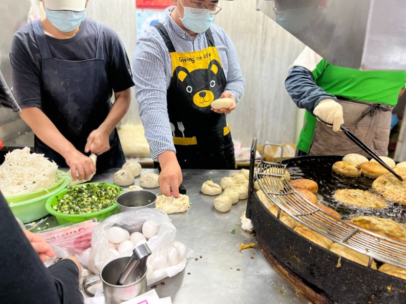 【台北美食】溫州街蘿蔔絲餅達人：台北師大必吃40年老店排隊美食/食尚玩家/外帶 @女子的休假計劃