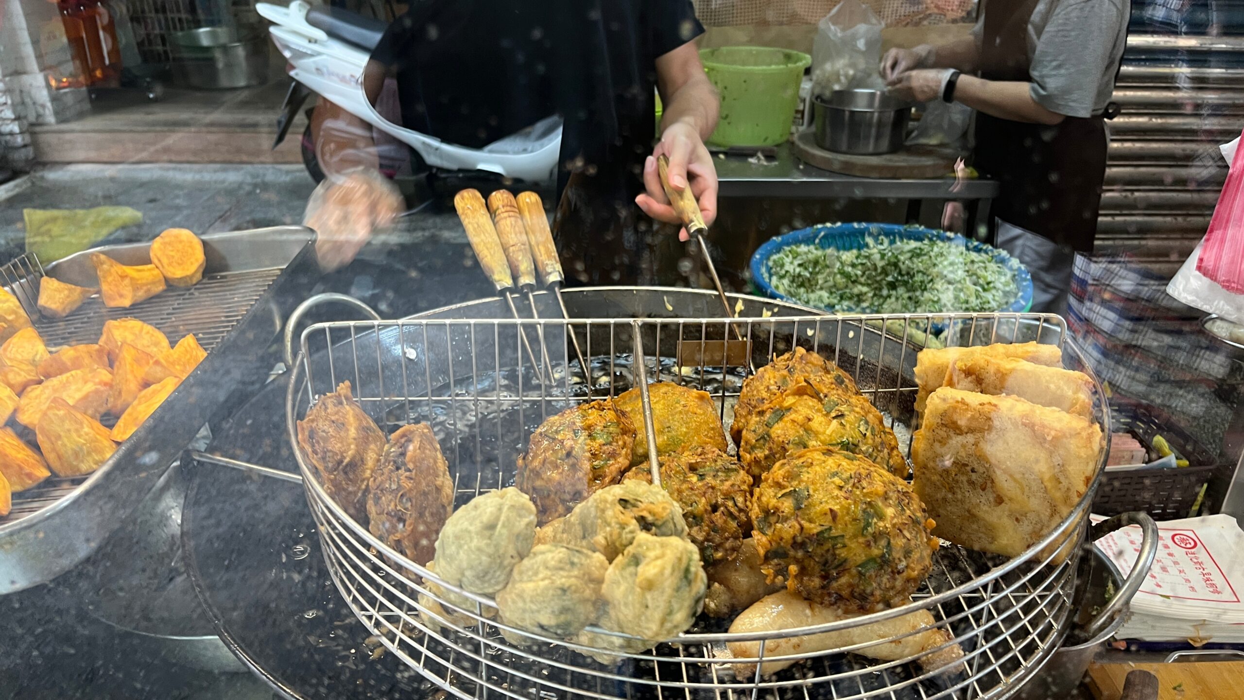 蔡迪化街古早味蚵嗲｜大稻埕永樂市場周邊排隊美食(外帶) @女子的休假計劃