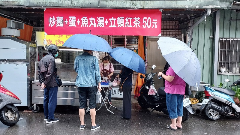 google地圖上也找不到地標隱藏版小攤，炒麵+蛋+魚丸湯50元/南機場夜市美食/外帶 @女子的休假計劃