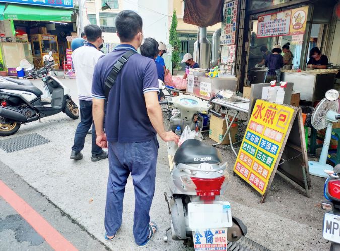 點頭大餅水煎包｜超過10種口味每款17元，還沒開店就開始排隊美食(外帶) @女子的休假計劃