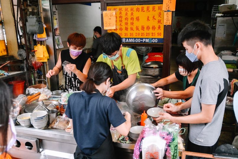 鹿港肉焿泉，在地五十多年老店，肉羹魷魚麵35元，乾麵25元，肉燥飯20元/外帶 @女子的休假計劃