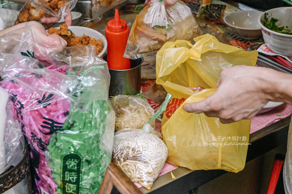 鹿港肉焿泉，在地五十多年老店，肉羹魷魚麵35元，乾麵25元，肉燥飯20元/外帶 @女子的休假計劃