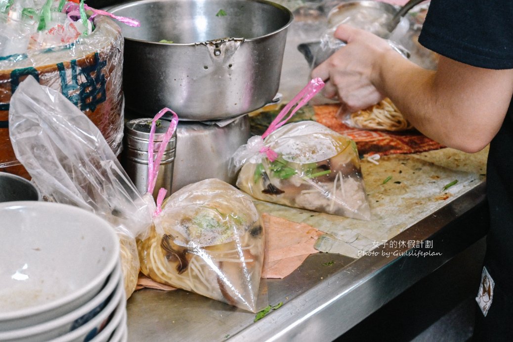 鹿港肉焿泉，在地五十多年老店，肉羹魷魚麵35元，乾麵25元，肉燥飯20元/外帶 @女子的休假計劃