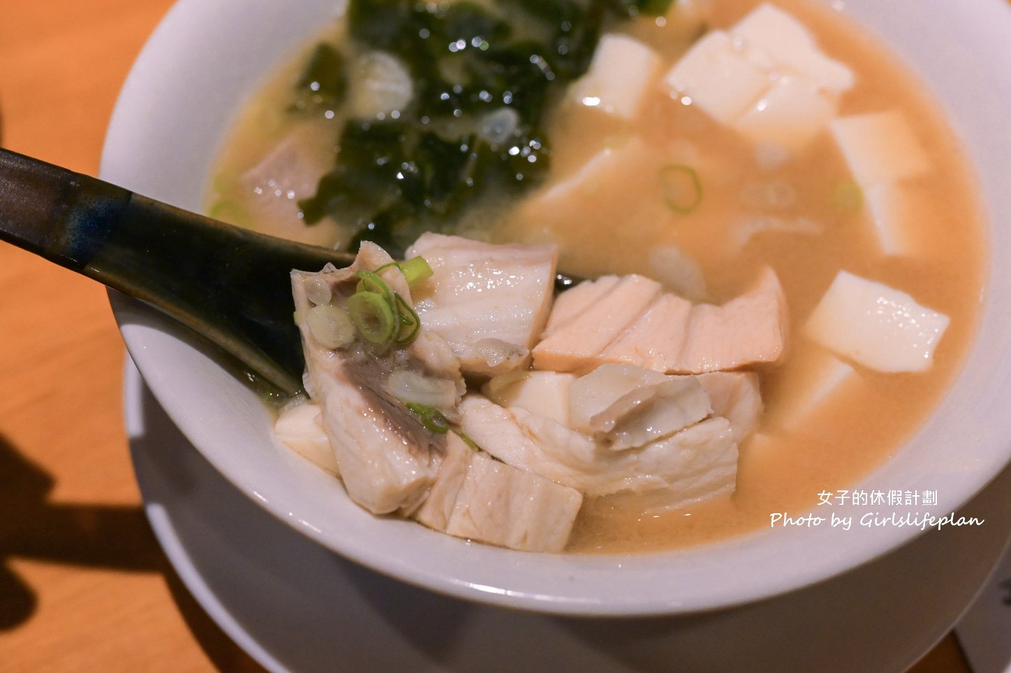 漁師小料理 | 生魚片海鮮丼飯超推薦，點丼飯免費送你味噌魚湯，可單點也可無菜單料理/桃園美食 @女子的休假計劃