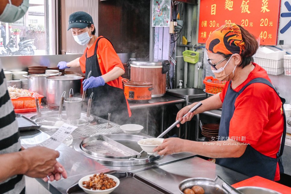 環南米苔目｜黑白切米苔米30元、燙青菜魯肉飯20元，人氣板橋美食(菜單) @女子的休假計劃