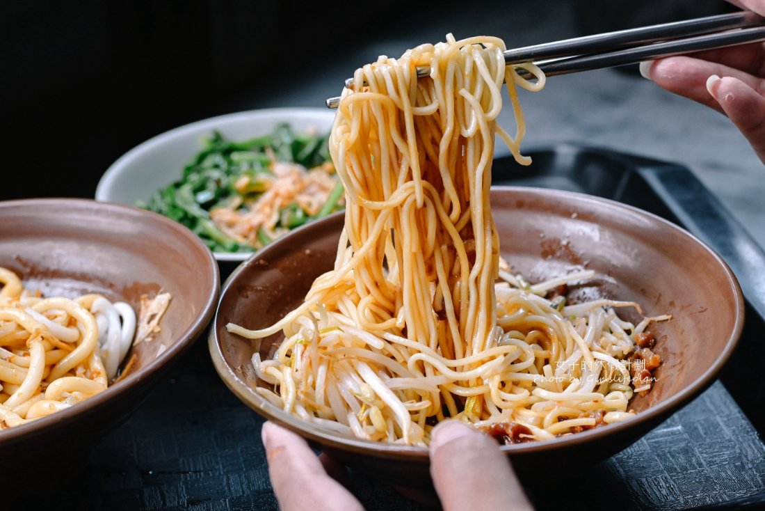 環南米苔目｜黑白切米苔米30元、燙青菜魯肉飯20元，人氣板橋美食(菜單) @女子的休假計劃