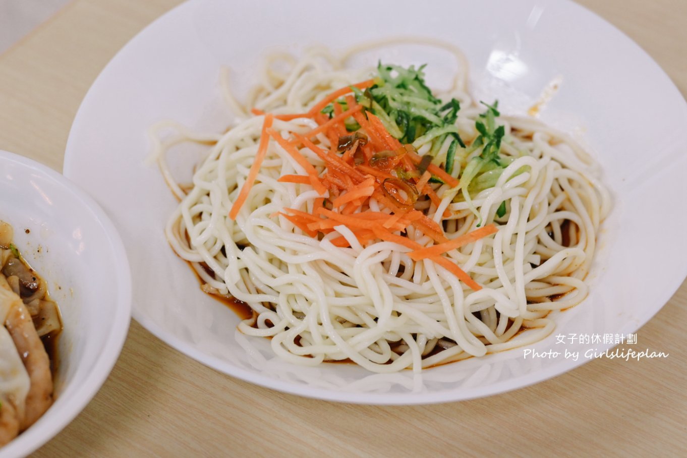 瓊芳居50年老字號涼麵店停業14年強勢回歸，西門町萬年大樓美食推薦 @女子的休假計劃