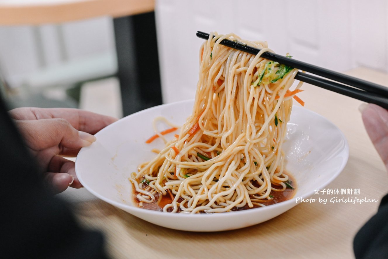 瓊芳居50年老字號涼麵店停業14年強勢回歸，西門町萬年大樓美食推薦 @女子的休假計劃