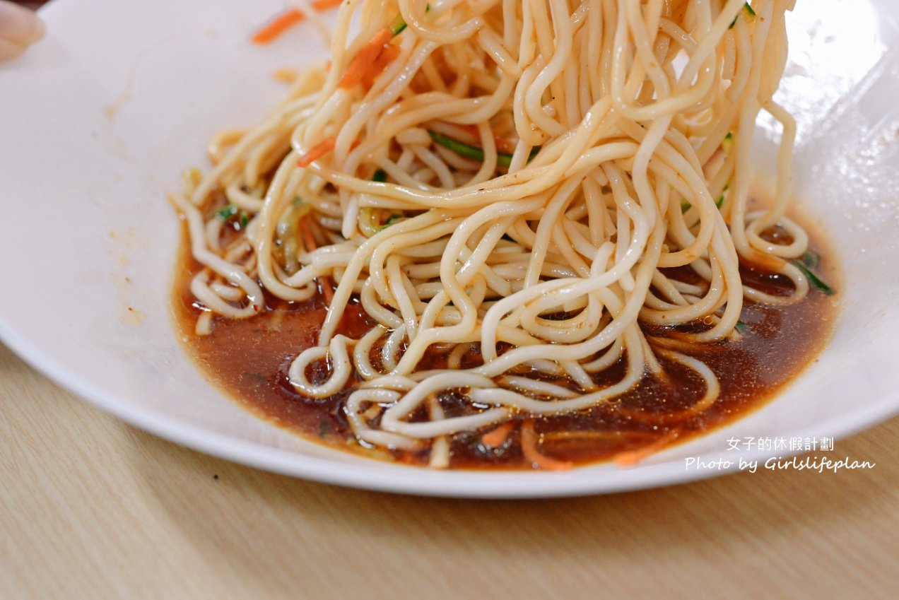 瓊芳居50年老字號涼麵店停業14年強勢回歸，西門町萬年大樓美食推薦 @女子的休假計劃