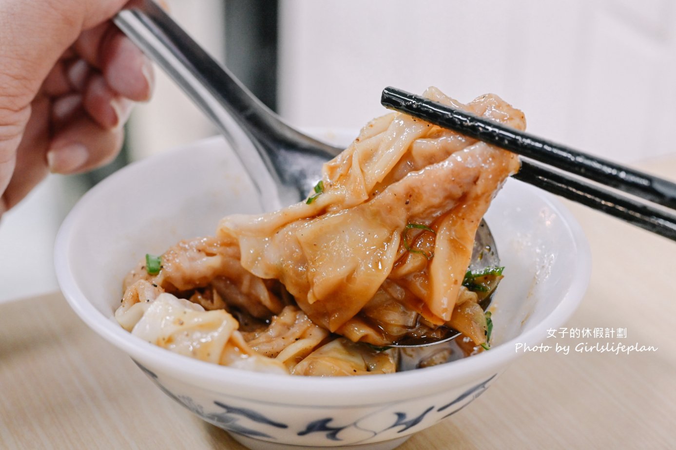 瓊芳居50年老字號涼麵店停業14年強勢回歸，西門町萬年大樓美食推薦 @女子的休假計劃