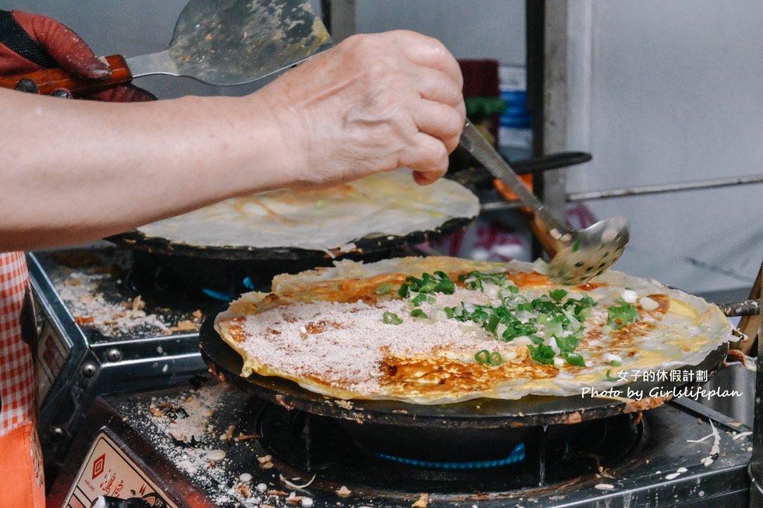 【板橋美食】醜女青草茶（一三五不賣餅），夜市隱藏版小吃巨無霸脆餅/外帶 @女子的休假計劃