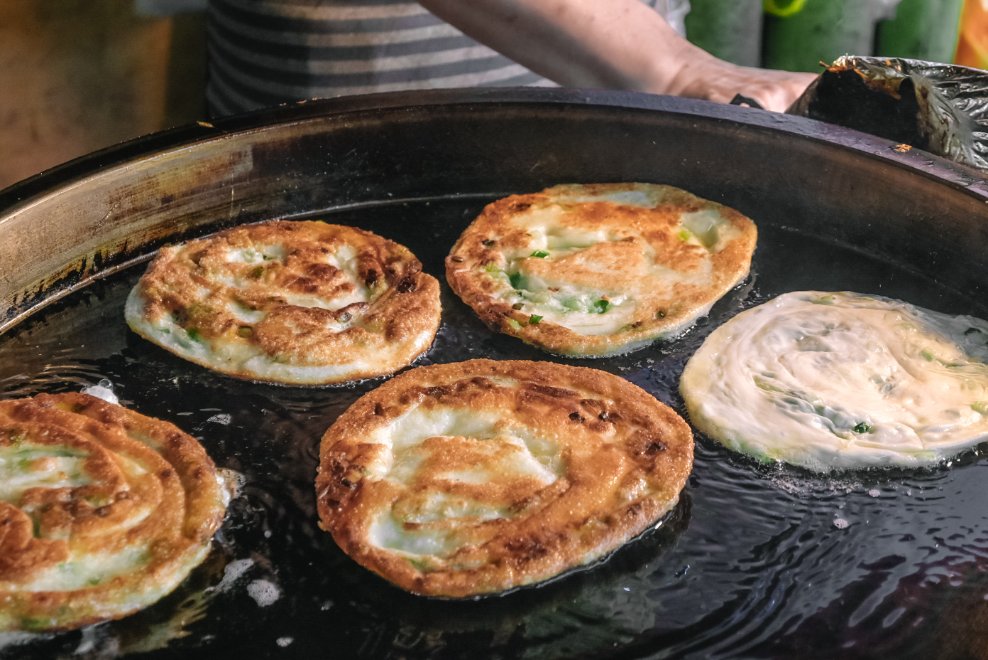 宜蘭市東門夜市 | 彭記蔥油餅，酥到不行，三味一魂麵香、蔥香、醬香一擁而上！ @女子的休假計劃