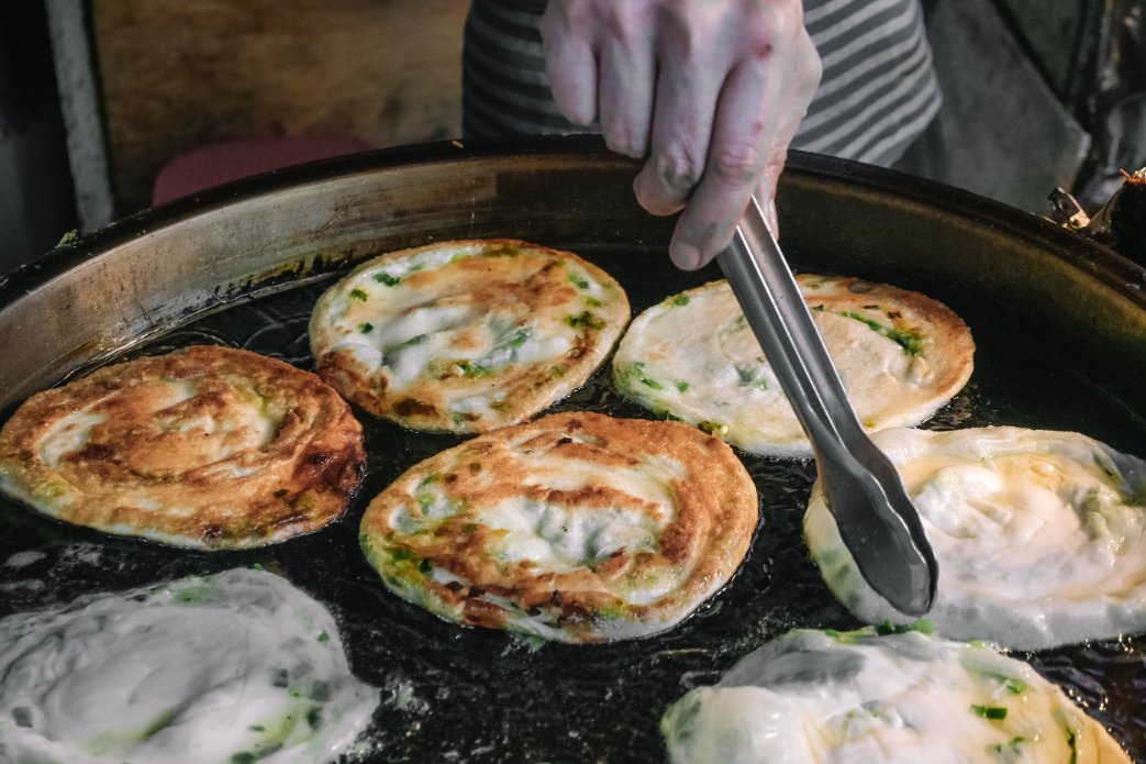 宜蘭市東門夜市 | 彭記蔥油餅，酥到不行，三味一魂麵香、蔥香、醬香一擁而上！ @女子的休假計劃