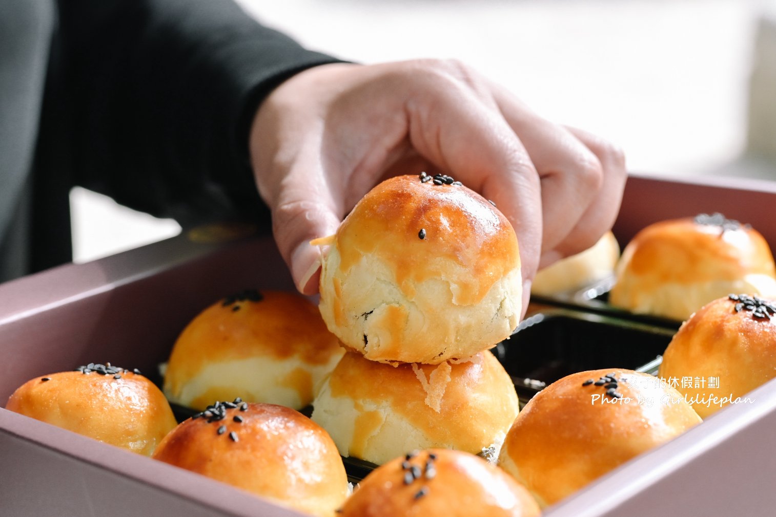 水麥芽菓子烘焙工坊團購美食，主打如記憶枕頭般回彈古早味手撕蛋糕，中秋賣爆日賣千顆蛋黃酥/桃園伴手禮/外帶 @女子的休假計劃