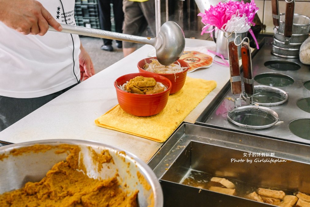 【七堵美食】七堵咖哩麵，在地超過60年老店，古早味咖哩麵40元，咖哩豆芽25元，餐點相當有特色/外帶 @女子的休假計劃