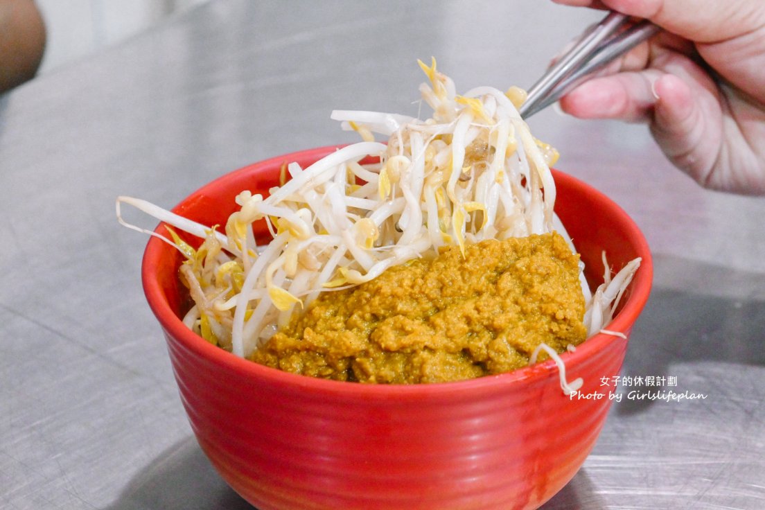 【七堵美食】七堵咖哩麵，在地超過60年老店，古早味咖哩麵40元，咖哩豆芽25元，餐點相當有特色/外帶 @女子的休假計劃
