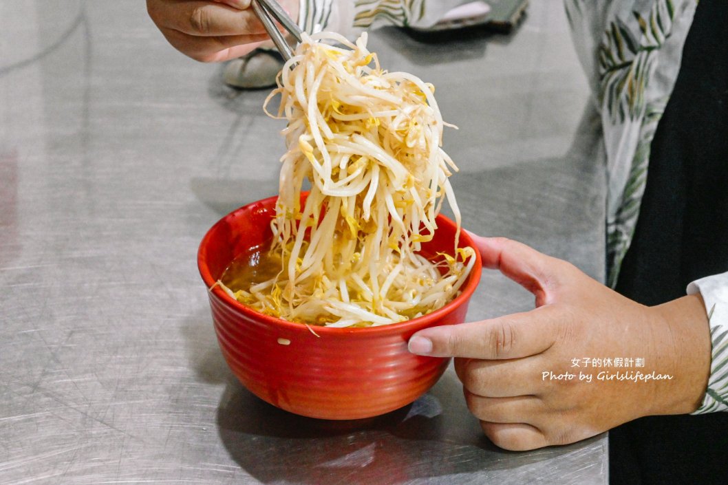 【七堵美食】七堵咖哩麵，在地超過60年老店，古早味咖哩麵40元，咖哩豆芽25元，餐點相當有特色/外帶 @女子的休假計劃