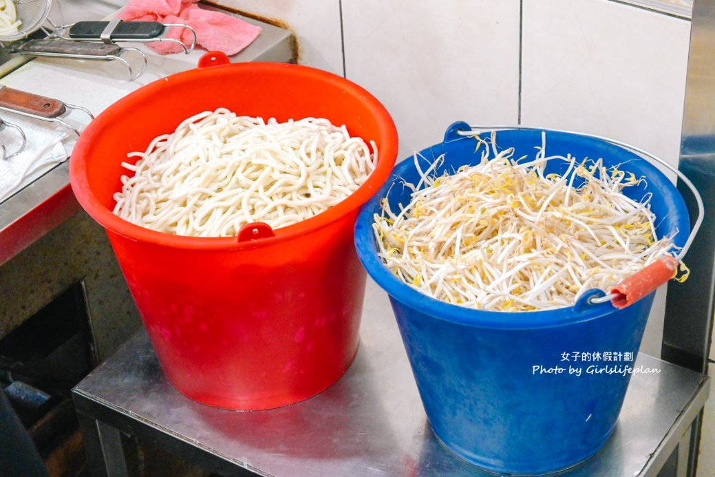 【七堵美食】七堵咖哩麵，在地超過60年老店，古早味咖哩麵40元，咖哩豆芽25元，餐點相當有特色/外帶 @女子的休假計劃