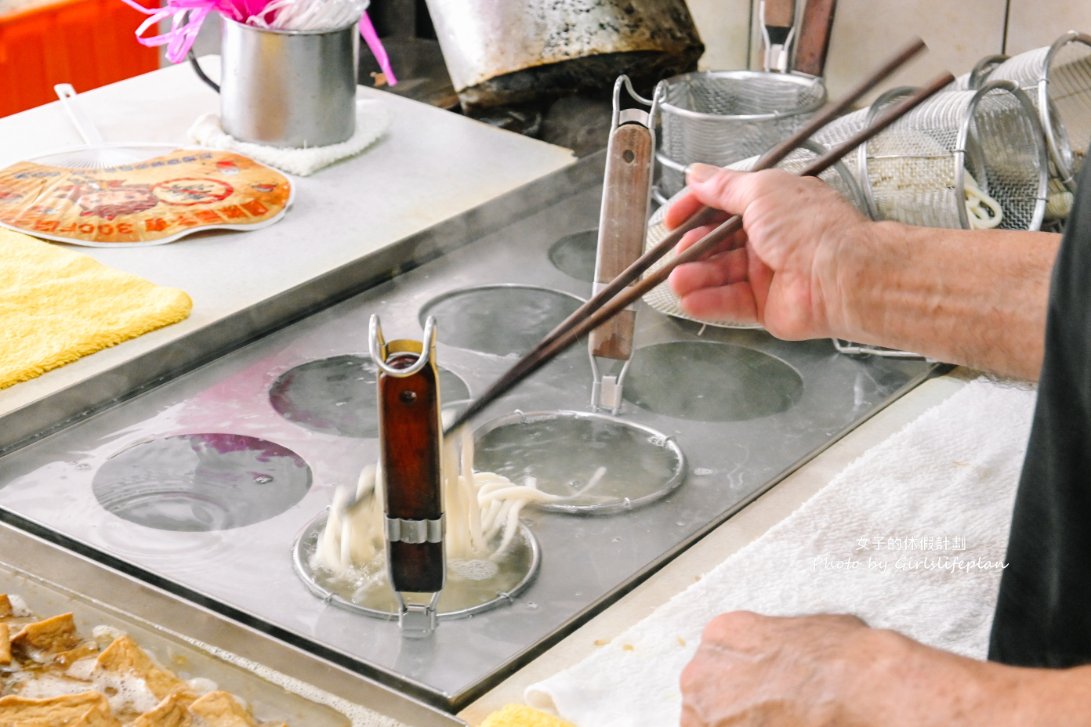 【七堵美食】七堵咖哩麵，在地超過60年老店，古早味咖哩麵40元，咖哩豆芽25元，餐點相當有特色/外帶 @女子的休假計劃