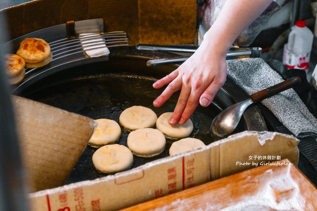 七堵豬肉餡餅｜滿滿肉汁會爆漿的豬肉餡餅一個15元好吃又便宜(外帶) @女子的休假計劃