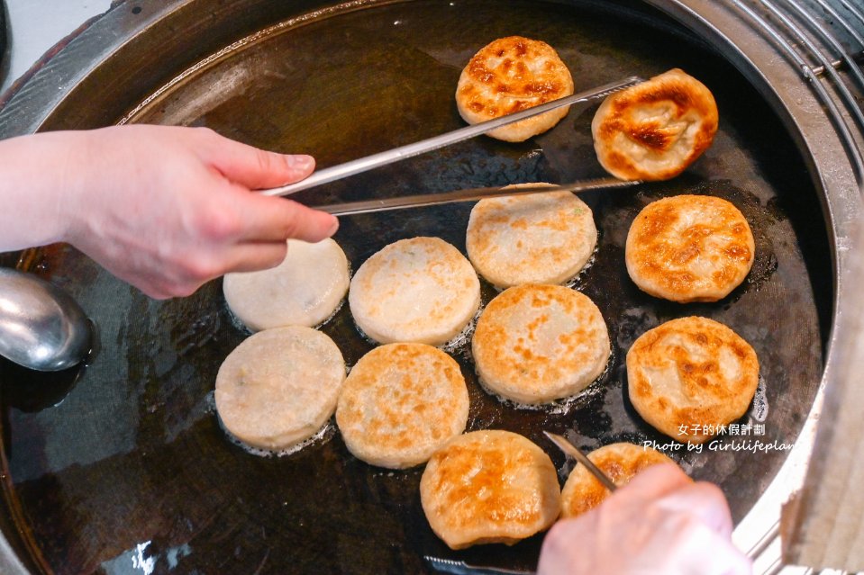 七堵豬肉餡餅｜滿滿肉汁會爆漿的豬肉餡餅一個15元好吃又便宜(外帶) @女子的休假計劃