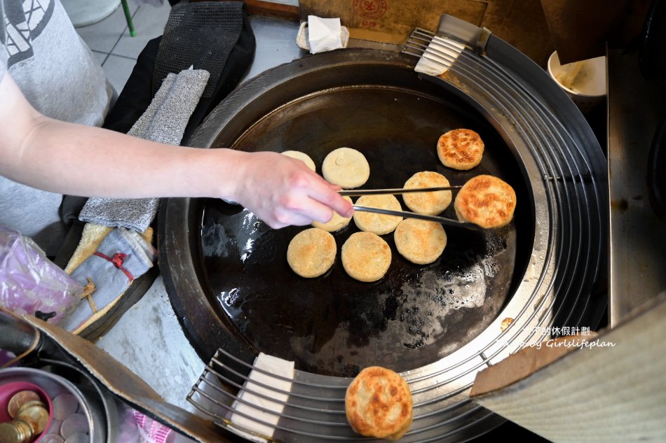 七堵豬肉餡餅｜滿滿肉汁會爆漿的豬肉餡餅一個15元好吃又便宜(外帶) @女子的休假計劃