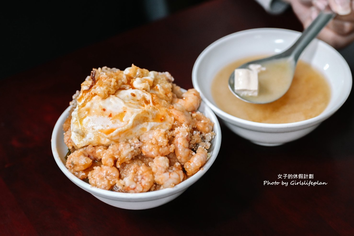 【基隆美食】天天鮮排骨飯，一開店就在排隊，巷弄內人氣美食，人氣必點排骨蝦仁飯/外帶 @女子的休假計劃