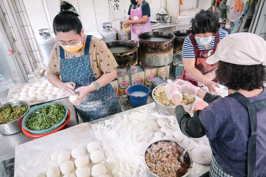 點頭大餅水煎包｜超過10種口味每款17元，還沒開店就開始排隊美食(外帶) @女子的休假計劃