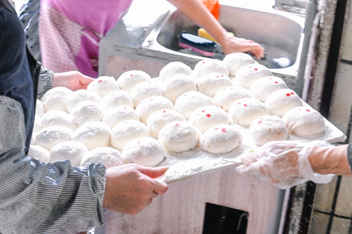 點頭大餅水煎包｜超過10種口味每款17元，還沒開店就開始排隊美食(外帶) @女子的休假計劃