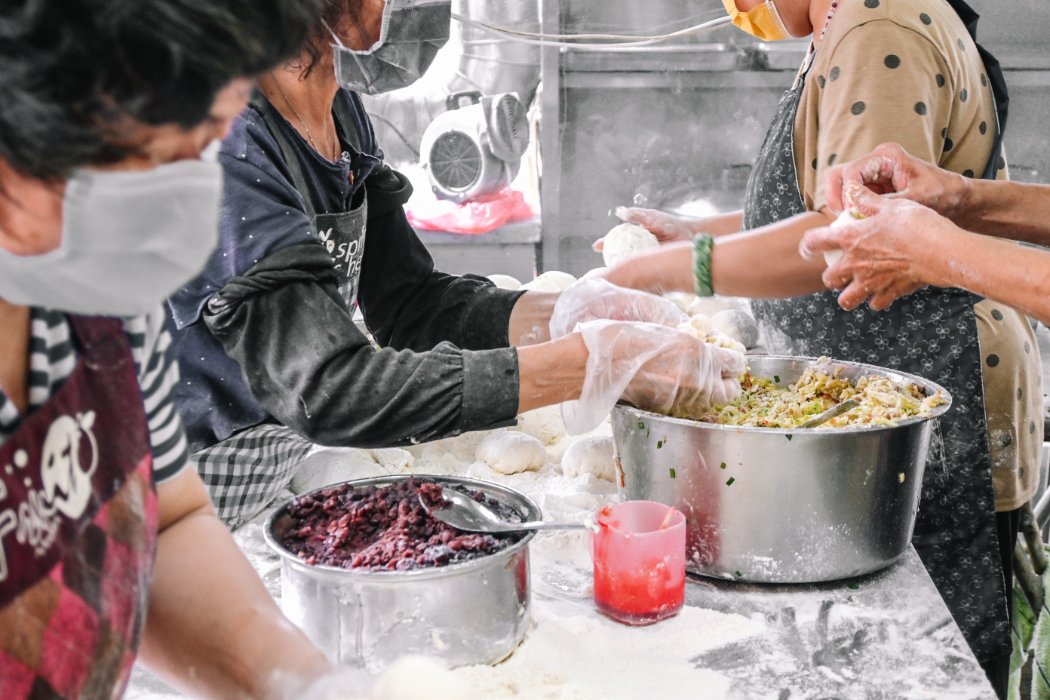 點頭大餅水煎包｜超過10種口味每款17元，還沒開店就開始排隊美食(外帶) @女子的休假計劃