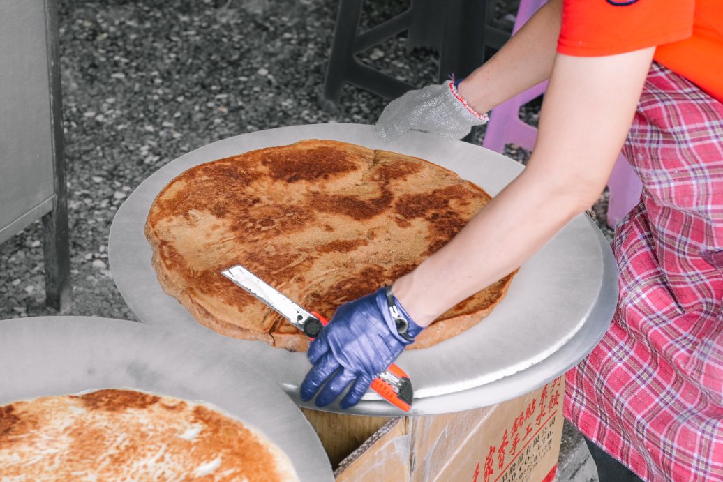 點頭大餅水煎包｜超過10種口味每款17元，還沒開店就開始排隊美食(外帶) @女子的休假計劃