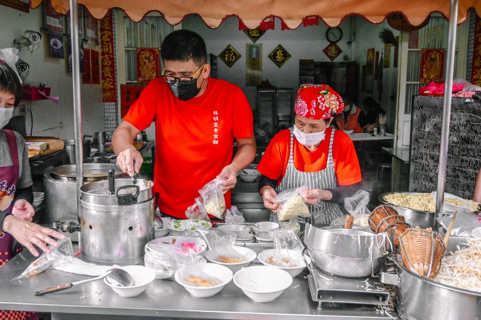 【彰化鹿港美食】林明堂素食麵，豆芽菜超大一碗10元，豆包麵或乾麵加豆包湯只要40元，素食推薦/外帶 @女子的休假計劃