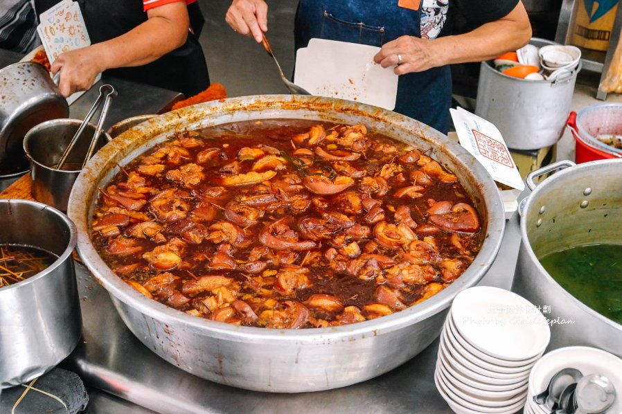 東興市魯肉義，鄉民激推從早上11點營業到凌晨五點超人氣滷肉飯店，酸菜免費吃到飽/外帶 @女子的休假計劃