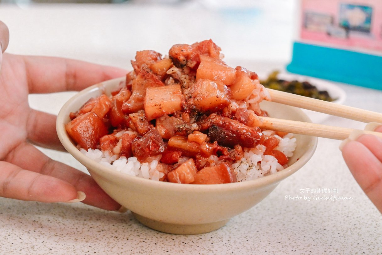 東興市魯肉義，鄉民激推從早上11點營業到凌晨五點超人氣滷肉飯店，酸菜免費吃到飽/外帶 @女子的休假計劃