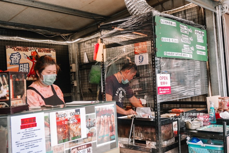 大溪香腸哥，炭烤銀絲卷包香腸包鹹豬肉雙重享受好過癮，大蒜還免費自取吃到飽，食尚玩家推薦/外帶 @女子的休假計劃