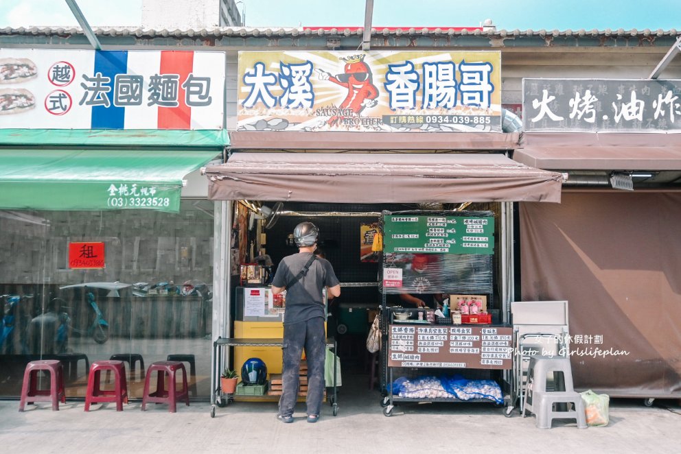 大溪香腸哥，炭烤銀絲卷包香腸包鹹豬肉雙重享受好過癮，大蒜還免費自取吃到飽，食尚玩家推薦/外帶 @女子的休假計劃