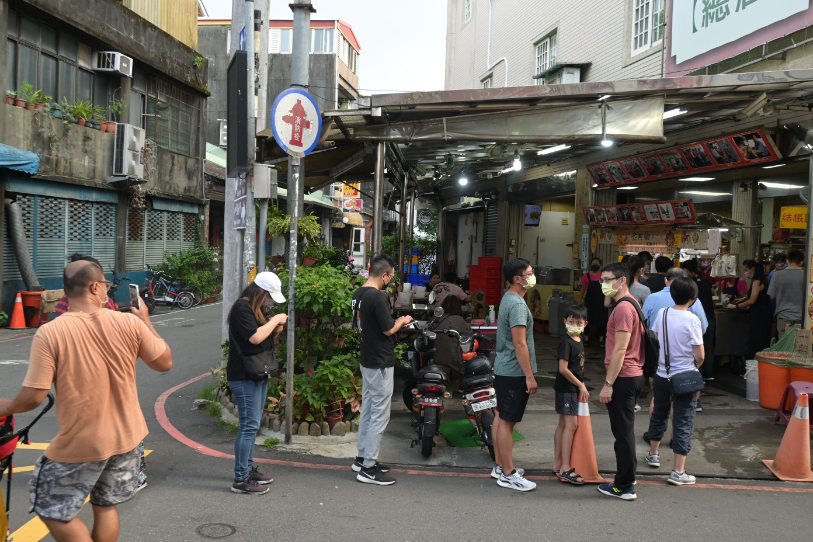 【大溪老街】老阿伯現滷豆干，在地50年老店！不管平日或假日都在排隊/外帶 @女子的休假計劃