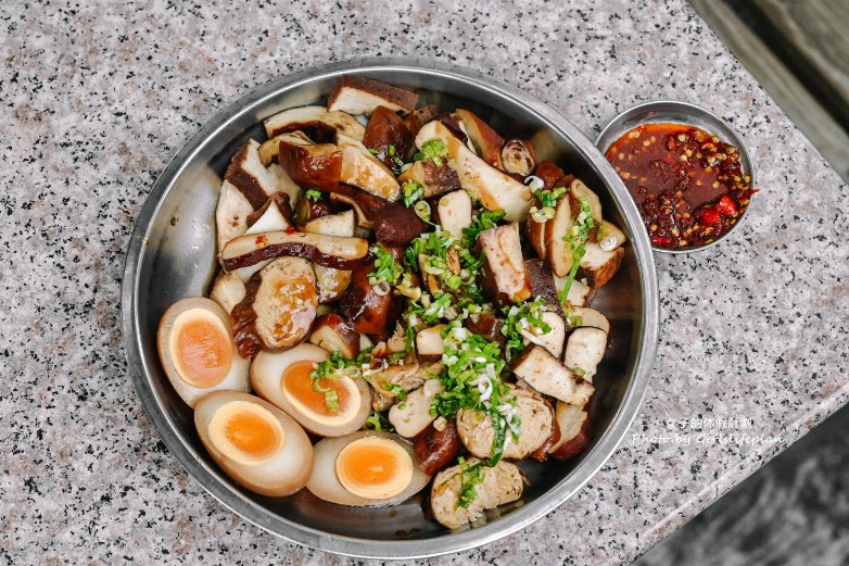 【大溪老街】老阿伯現滷豆干，在地50年老店！不管平日或假日都在排隊/外帶 @女子的休假計劃