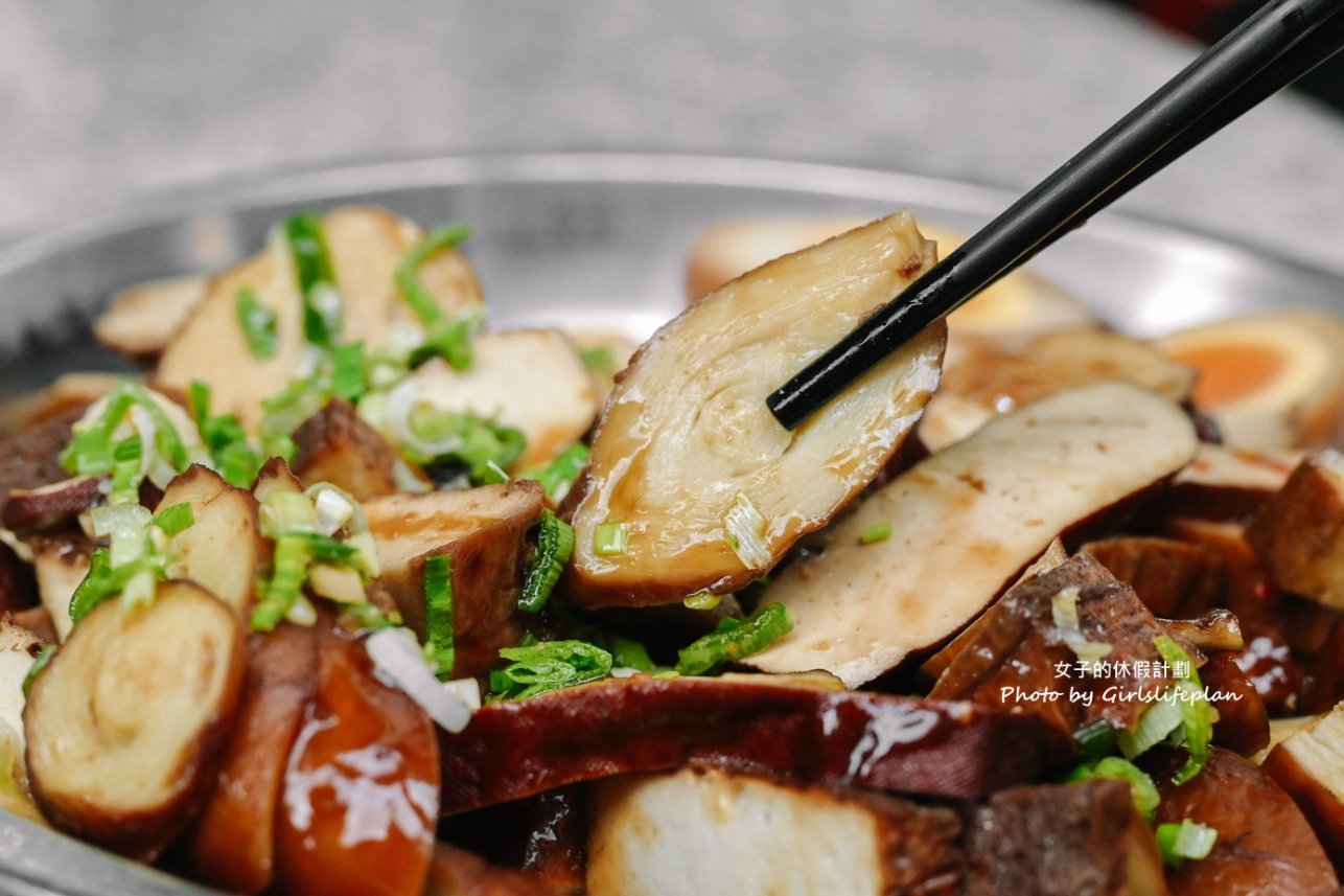【大溪老街】老阿伯現滷豆干，在地50年老店！不管平日或假日都在排隊/外帶 @女子的休假計劃