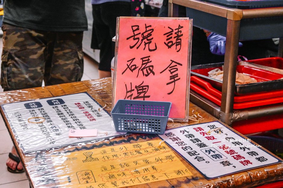 南勢角陽春麵｜在地30年要抽號碼牌人氣麵店滷味最受歡迎(外帶) @女子的休假計劃