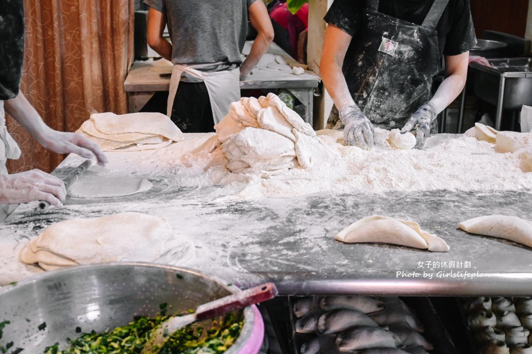 永安蔥油餅｜人氣排隊美食，手工蔥油餅、豬肉餡餅都買十送一(外帶) @女子的休假計劃