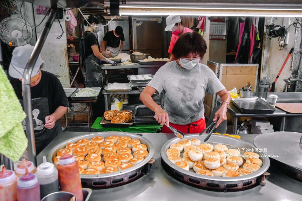 永安蔥油餅｜人氣排隊美食，手工蔥油餅、豬肉餡餅都買十送一(外帶) @女子的休假計劃